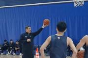 华体会首选平台-关于篮球明星新闻：名宿现场指导年轻球员的信息