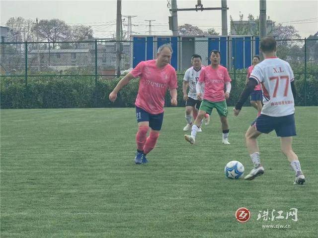 比赛现场热闹异常，球员们奉献精彩表演的简单介绍