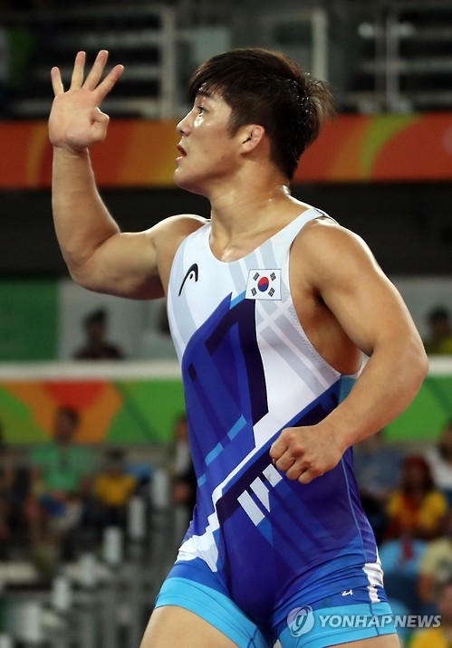 西班牙选手力克对手，夺得铜牌