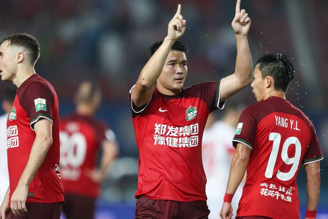 关于上海上港击败大连人队，继续领跑中超积分榜。的信息