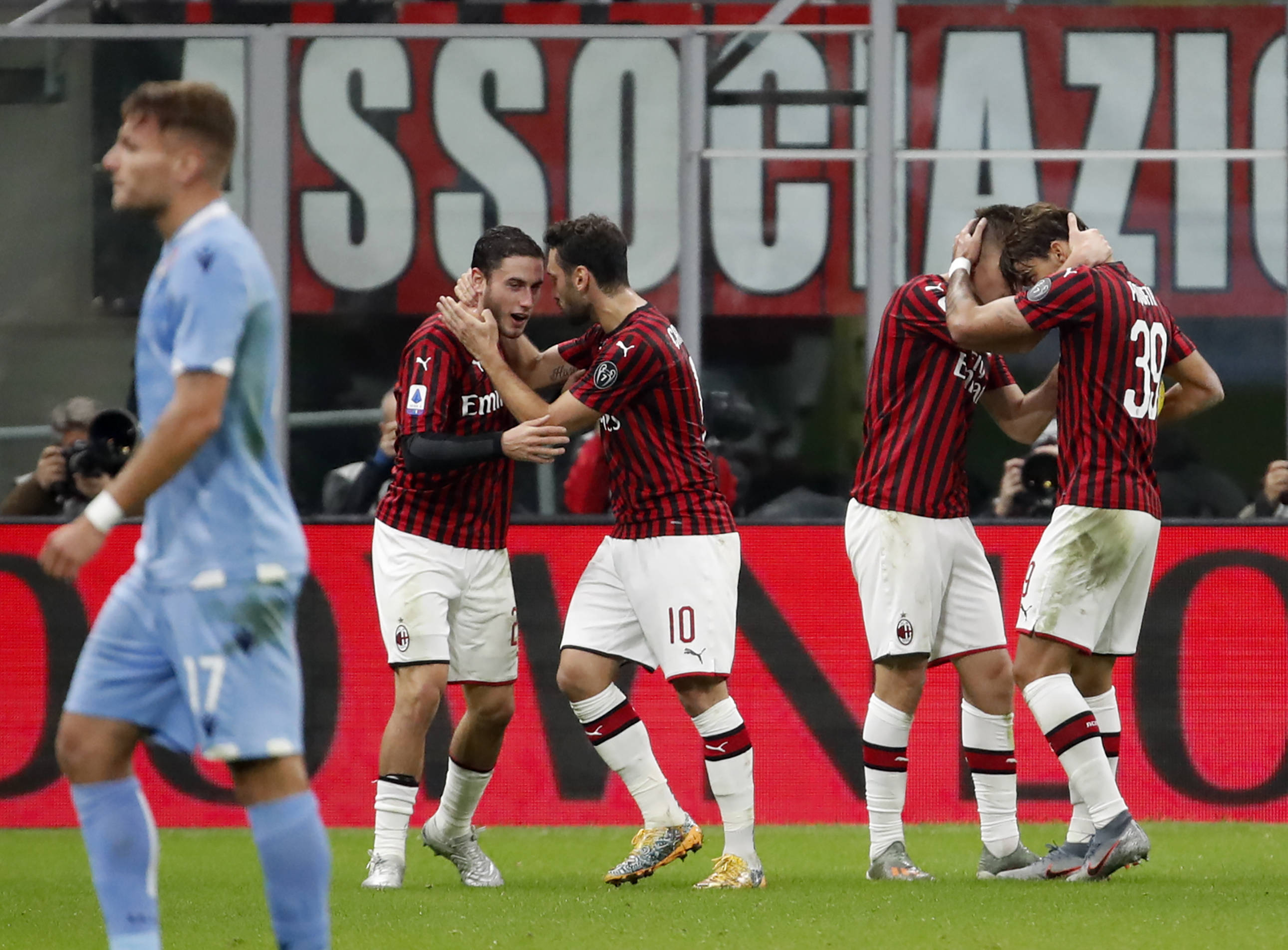 阿贾克斯逆转击败波尔图，晋级淘汰赛