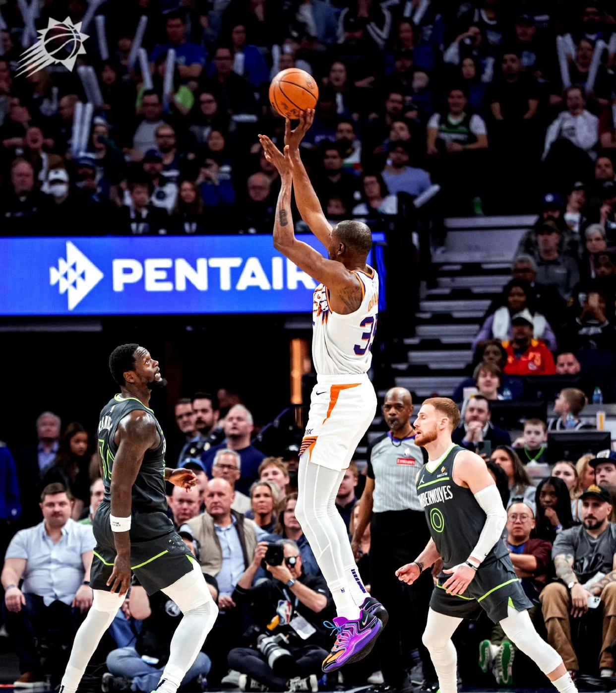 关于快船大胜森林狼，全队整体配合默契无间的信息