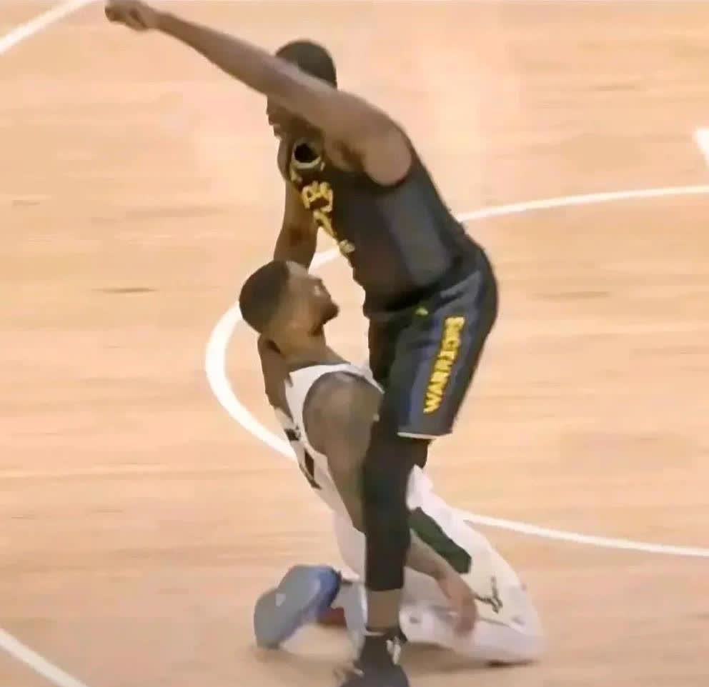 NBA常规赛雄鹿击败勇士