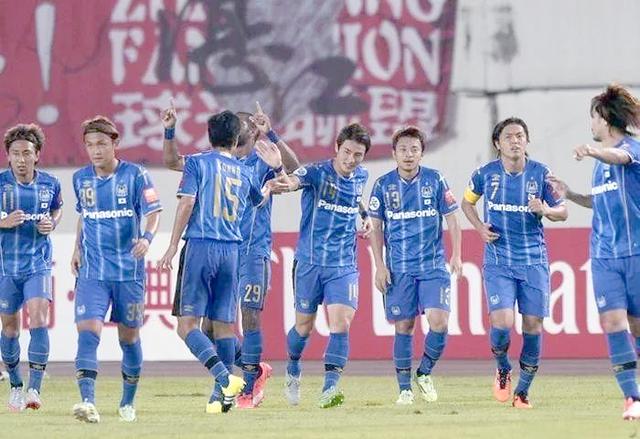 精彩对决!两支实力均衡球队角逐 精彩对决!两支实力均衡球队角逐