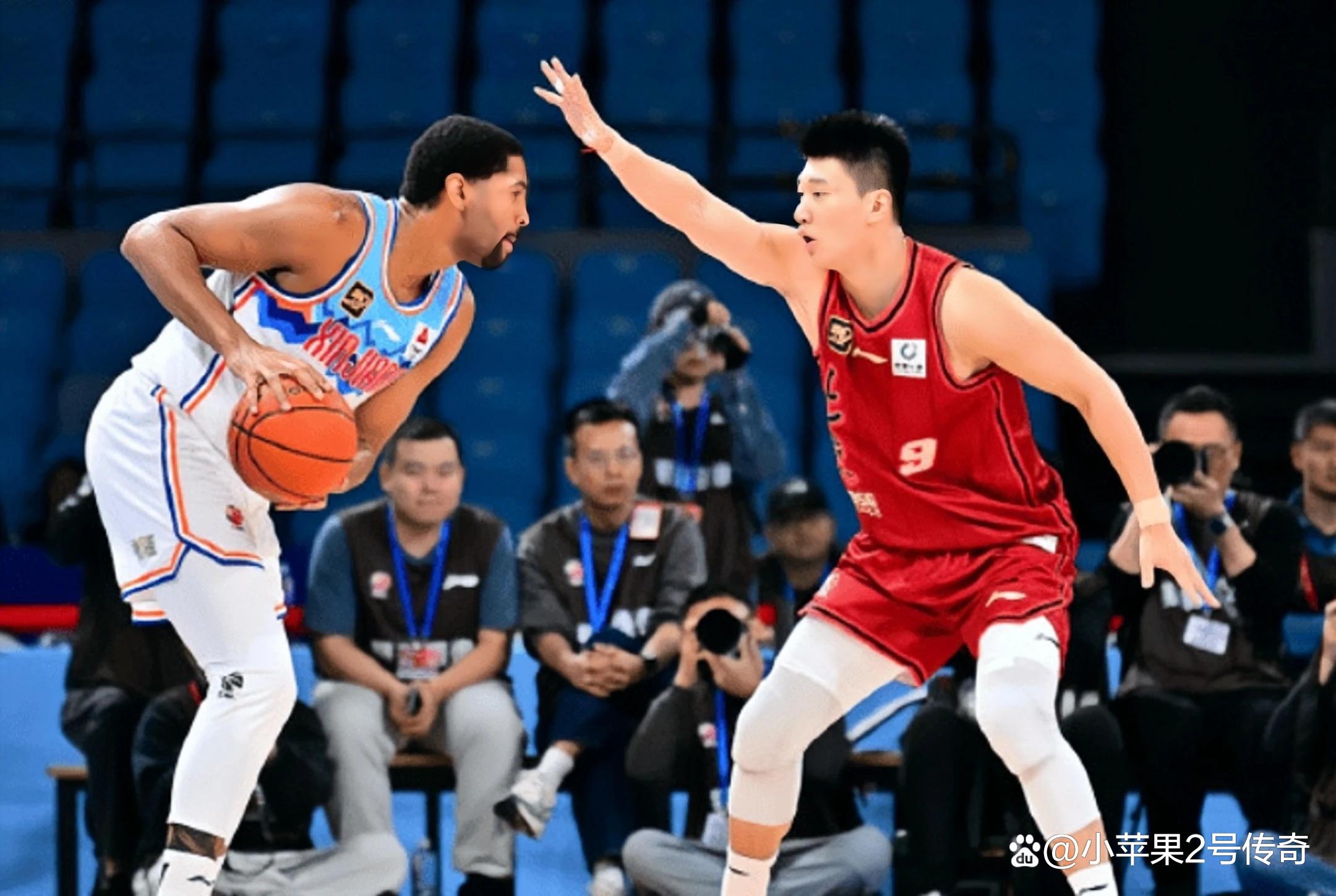 精彩对决!两支实力均衡球队角逐 精彩对决!两支实力均衡球队角逐