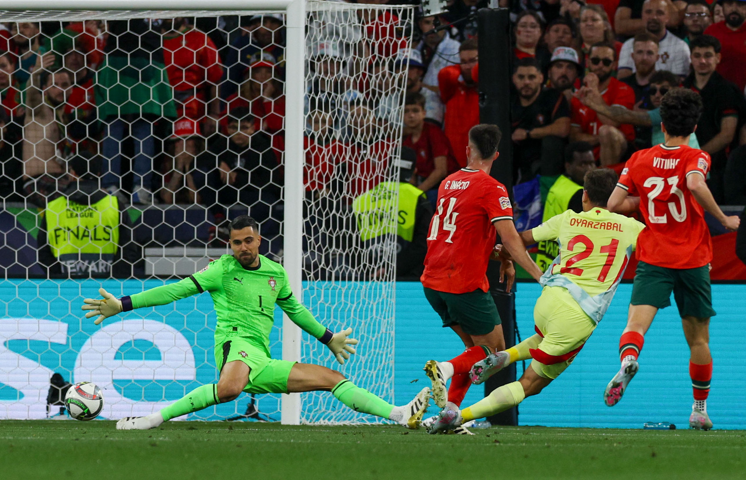 关于葡萄牙国家队实现三连胜领跑小组的信息