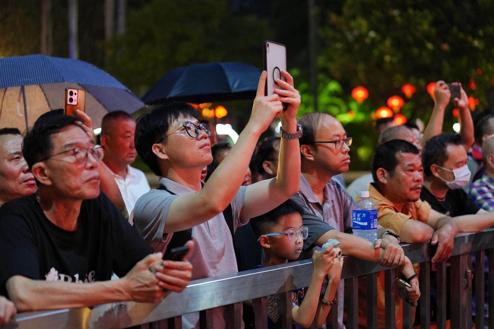 精彩比赛引发热议,掀起观众热情 精彩比赛引发热议,掀起观众热情