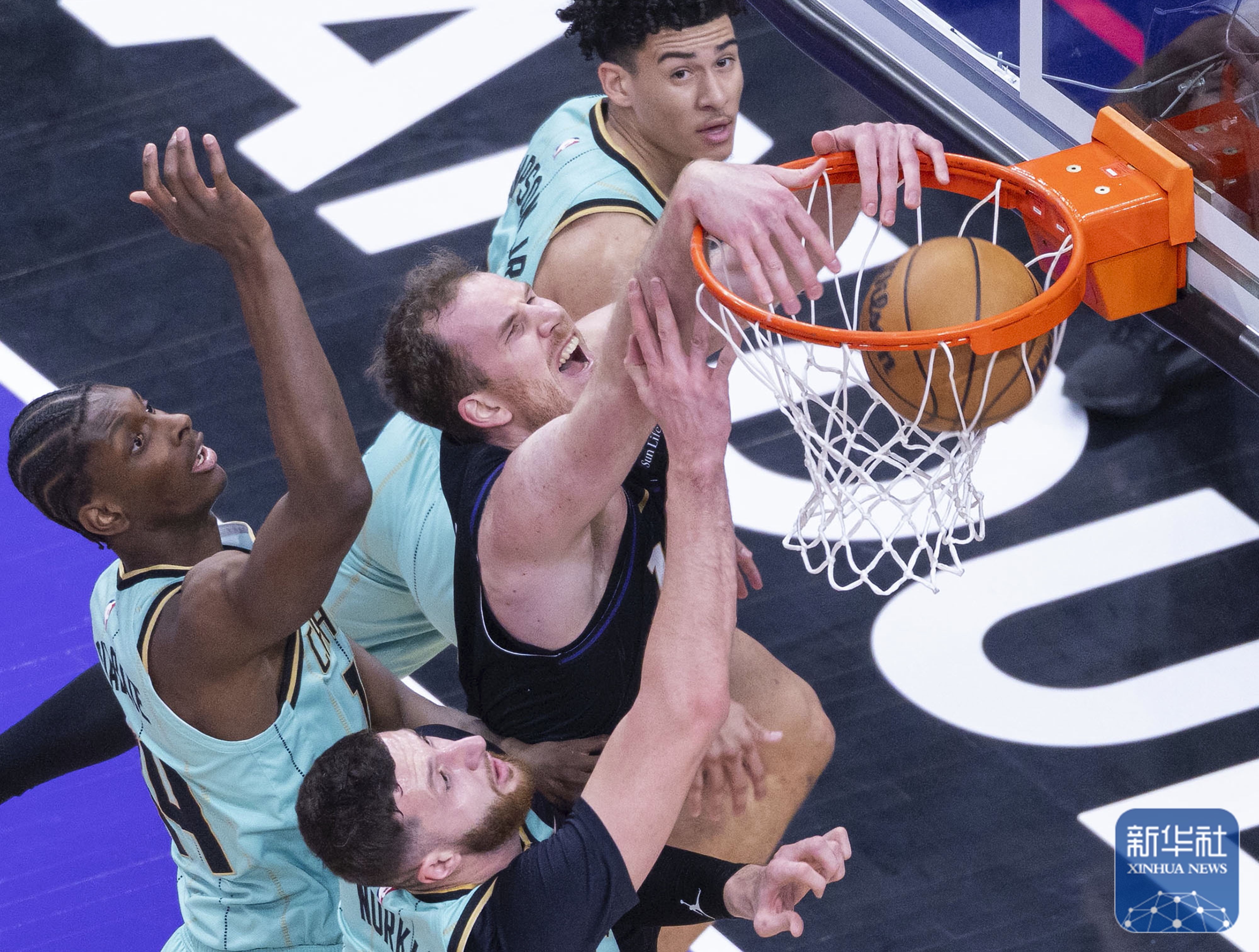 猛龙客场输给骑士，失去领先优势